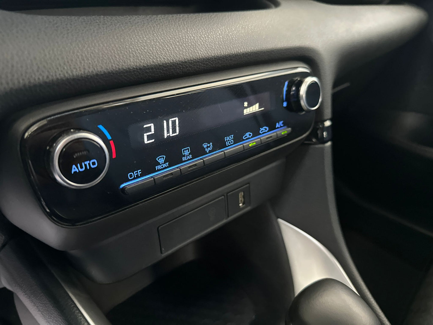 TOYOTA YARIS 1.5 HYBRID LOUNGE – L’IBRIDA COMPATTA, ELEGANTE E INTELLIGENTE!