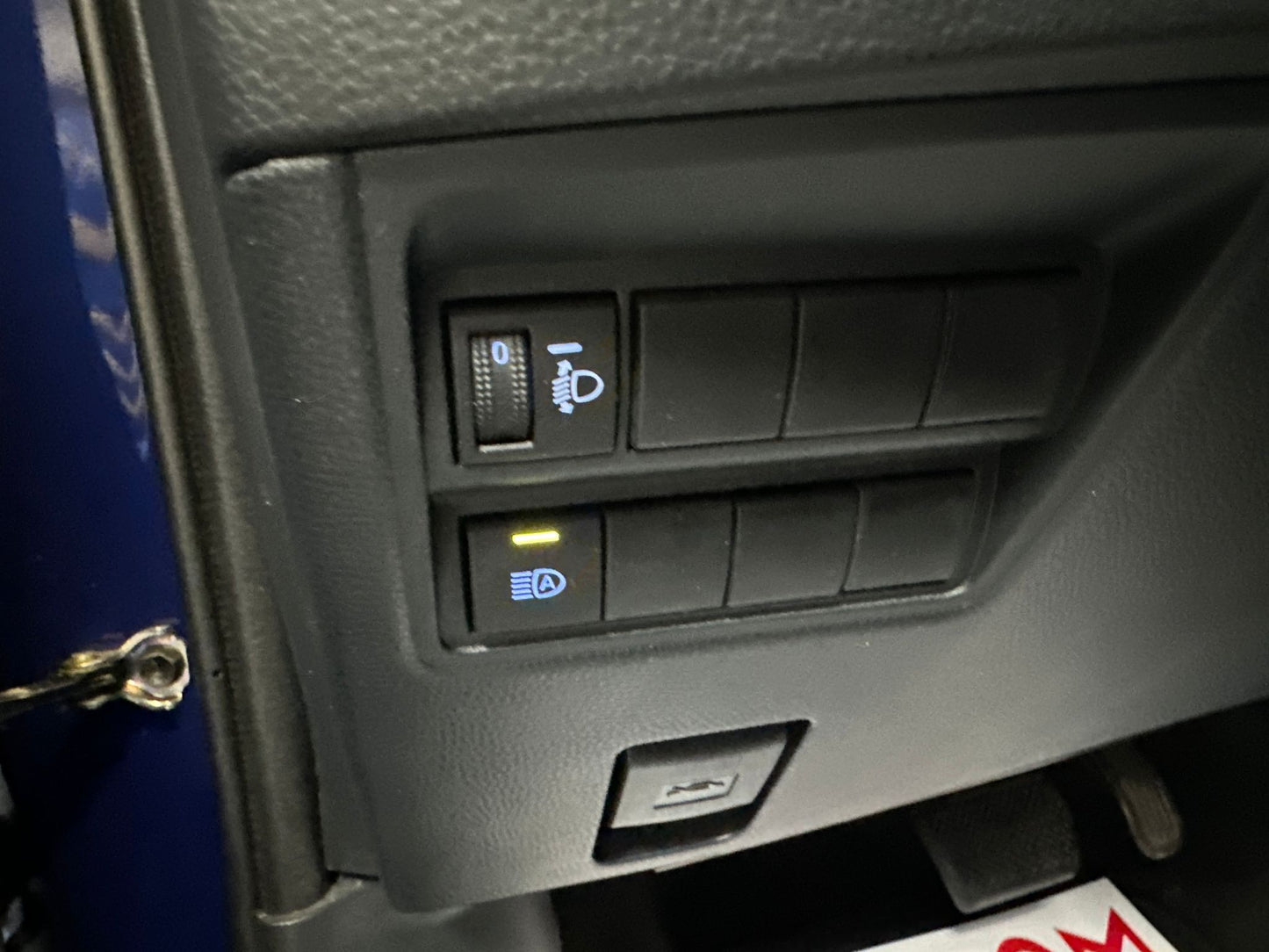 TOYOTA YARIS 1.5 HYBRID LOUNGE – L’IBRIDA COMPATTA, ELEGANTE E INTELLIGENTE!