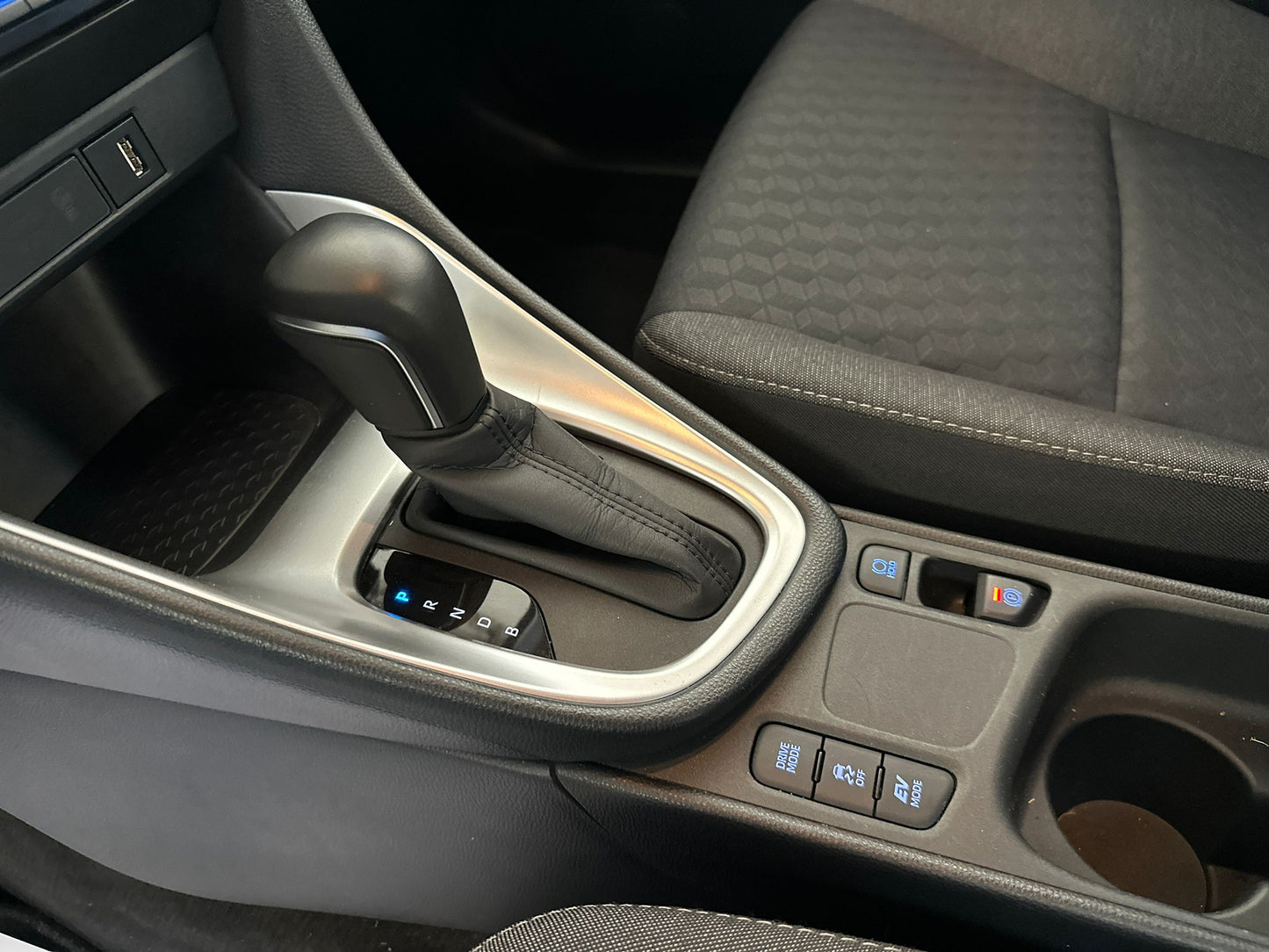 TOYOTA YARIS 1.5 HYBRID LOUNGE – L’IBRIDA COMPATTA, ELEGANTE E INTELLIGENTE!