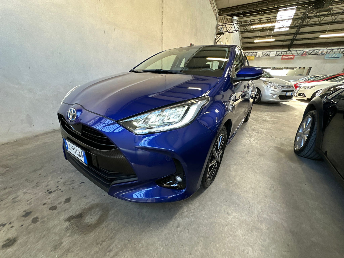 TOYOTA YARIS 1.5 HYBRID LOUNGE – L’IBRIDA COMPATTA, ELEGANTE E INTELLIGENTE!
