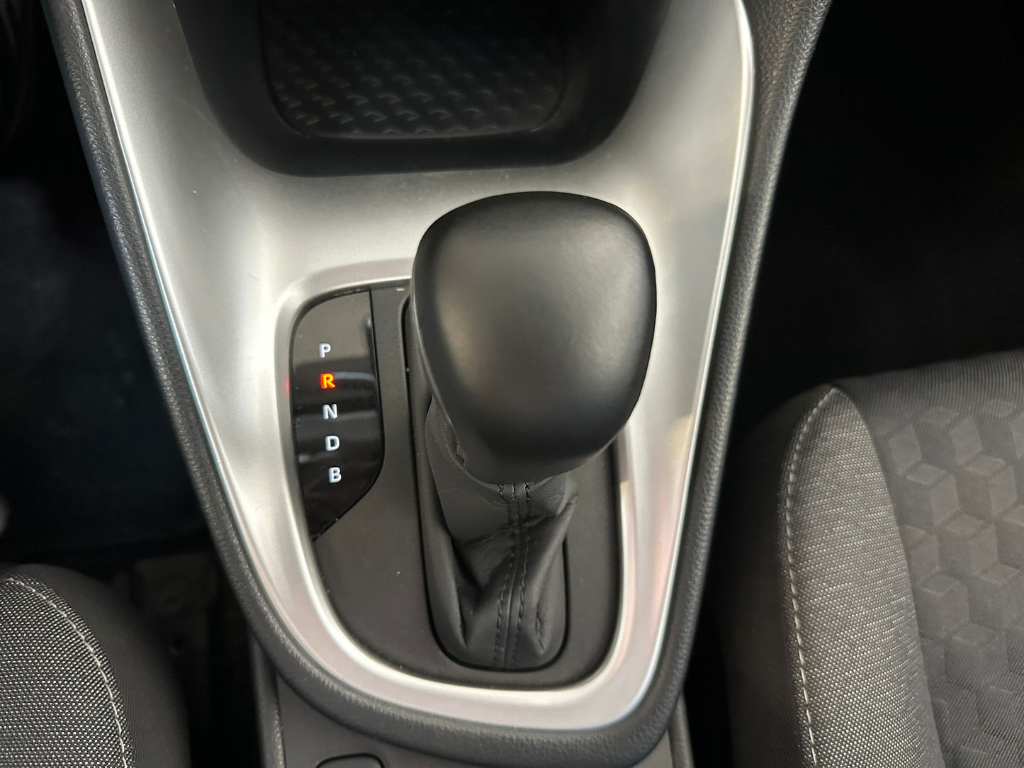 TOYOTA YARIS 1.5 HYBRID LOUNGE – L’IBRIDA COMPATTA, ELEGANTE E INTELLIGENTE!