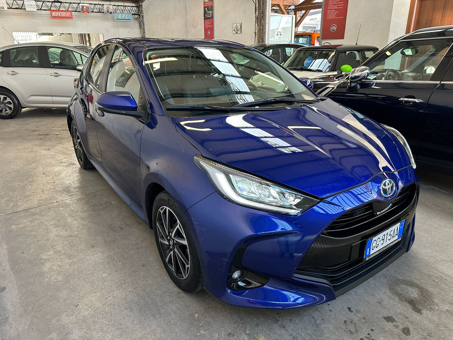 TOYOTA YARIS 1.5 HYBRID LOUNGE – L’IBRIDA COMPATTA, ELEGANTE E INTELLIGENTE!