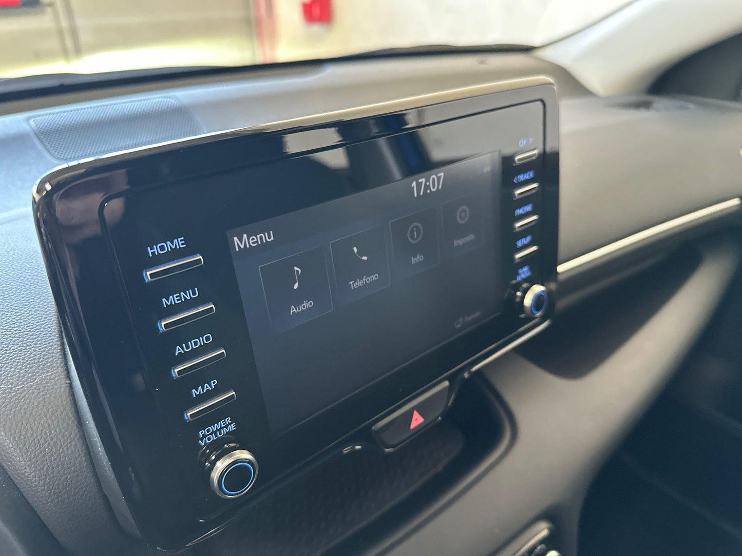 TOYOTA YARIS 1.5 HYBRID LOUNGE – L’IBRIDA COMPATTA, ELEGANTE E INTELLIGENTE!