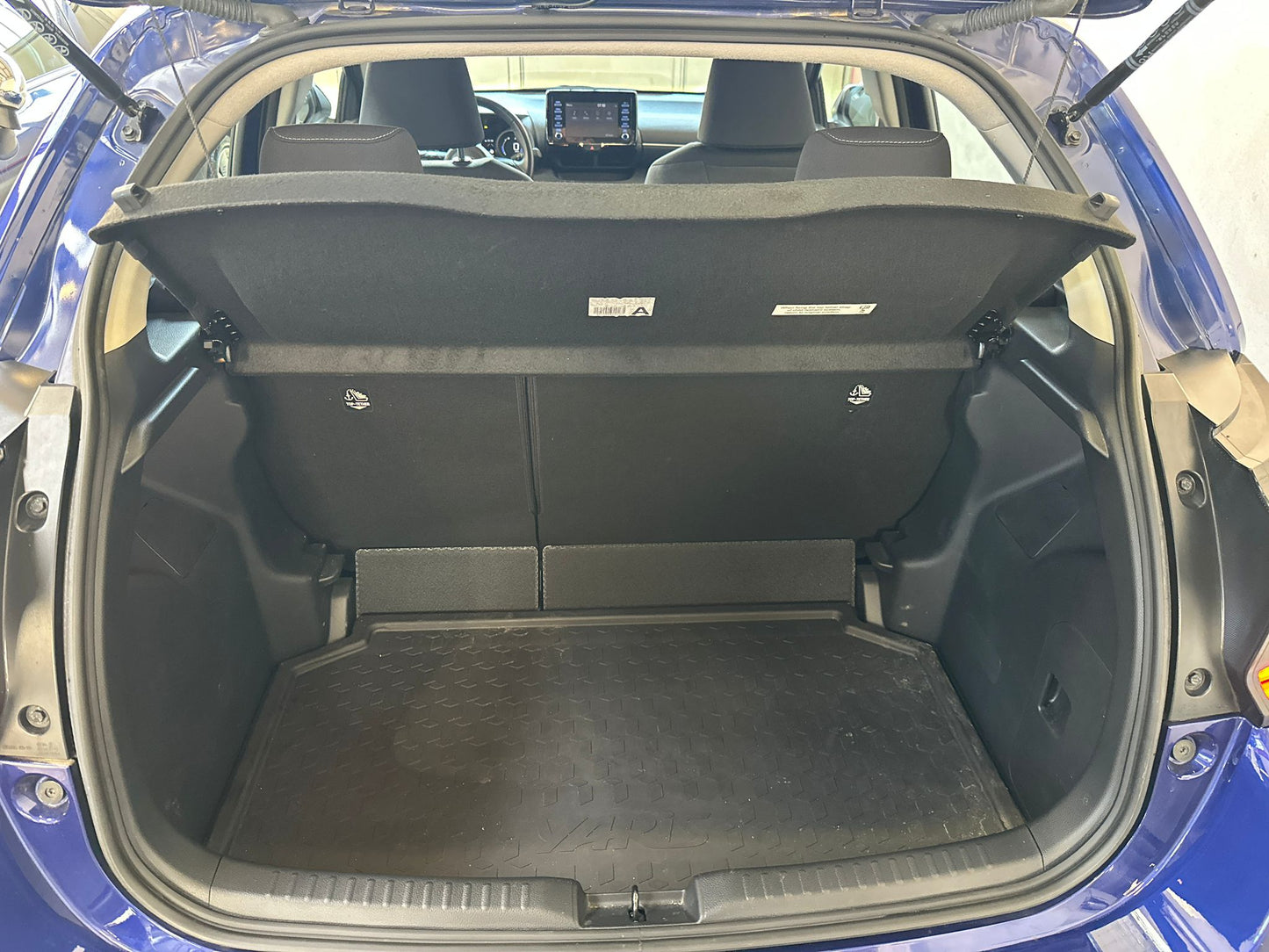 TOYOTA YARIS 1.5 HYBRID LOUNGE – L’IBRIDA COMPATTA, ELEGANTE E INTELLIGENTE!