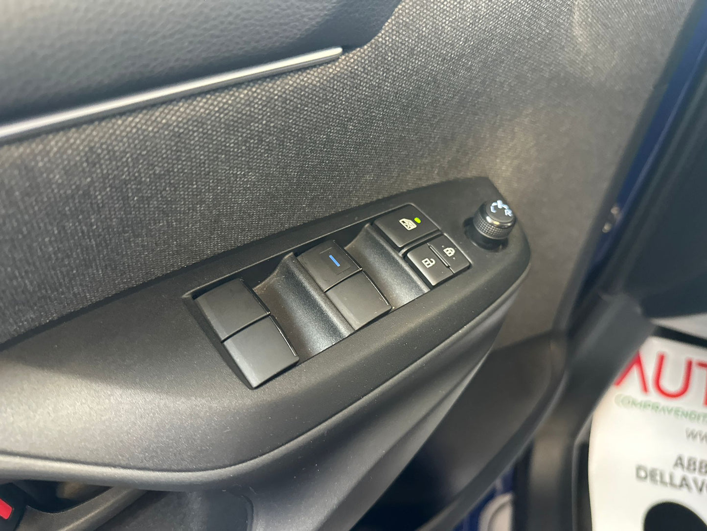 TOYOTA YARIS 1.5 HYBRID LOUNGE – L’IBRIDA COMPATTA, ELEGANTE E INTELLIGENTE!