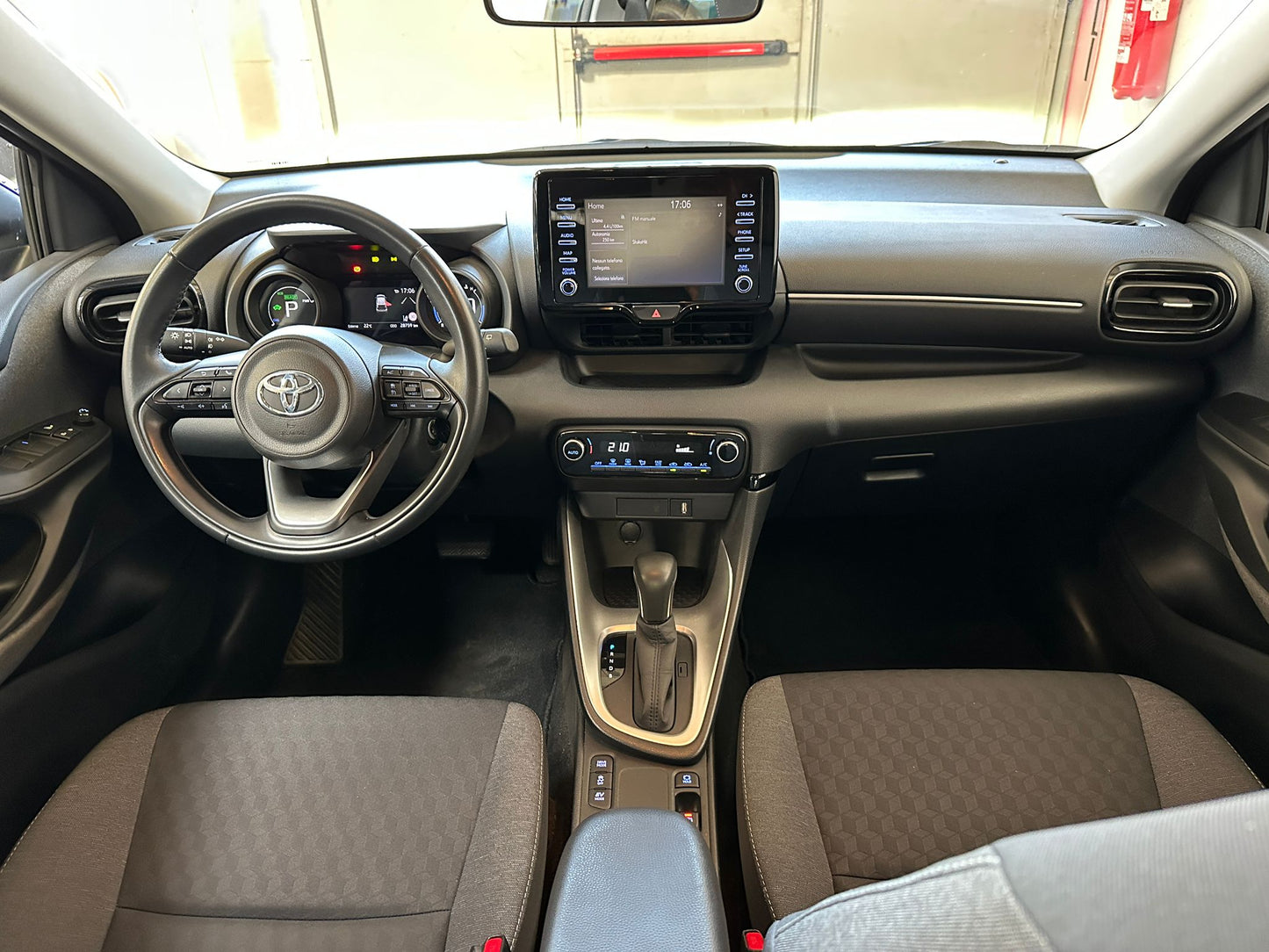 TOYOTA YARIS 1.5 HYBRID LOUNGE – L’IBRIDA COMPATTA, ELEGANTE E INTELLIGENTE!