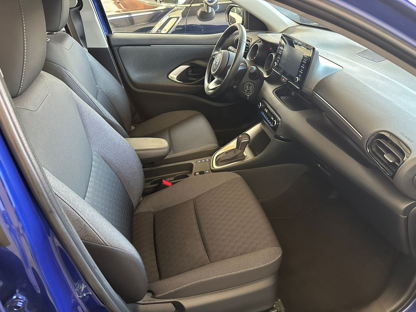 TOYOTA YARIS 1.5 HYBRID LOUNGE – L’IBRIDA COMPATTA, ELEGANTE E INTELLIGENTE!