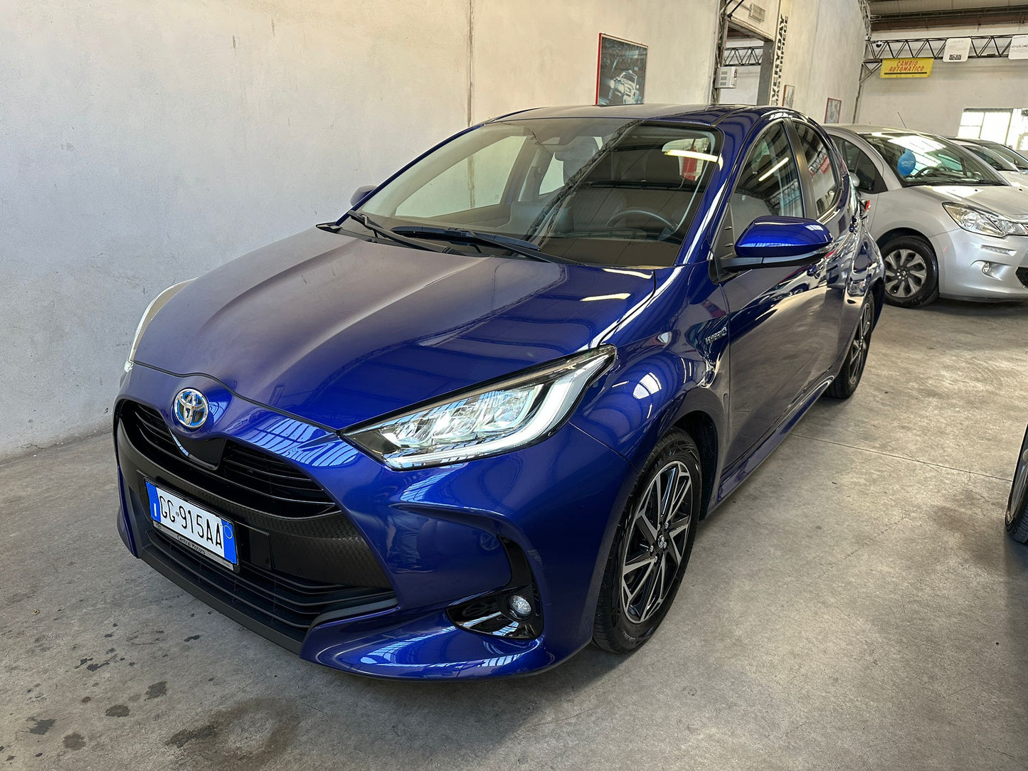 TOYOTA YARIS 1.5 HYBRID LOUNGE – L’IBRIDA COMPATTA, ELEGANTE E INTELLIGENTE!