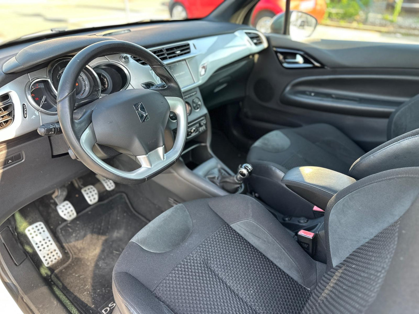DS 3 1.2 VTi 82 JUST BLACK – COMPATTA, ELEGANTE E DALLO STILE UNICO