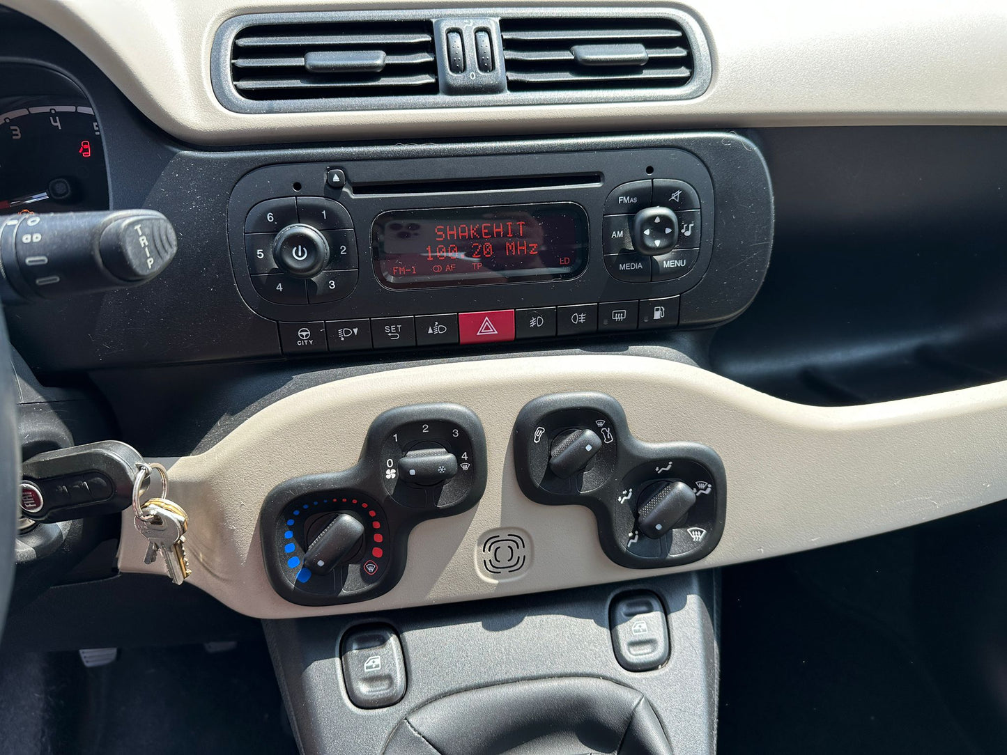 FIAT PANDA 0.9 TWINAIR LOUNGE – POCHI KM, INTERNI CURATI E ALIMENTAZIONE A GAS!