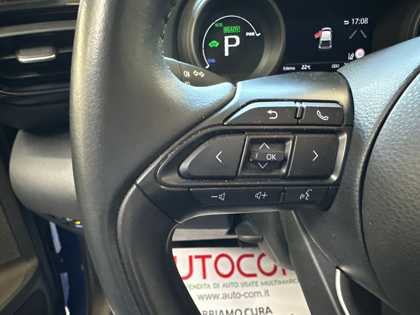 TOYOTA YARIS 1.5 HYBRID LOUNGE – L’IBRIDA COMPATTA, ELEGANTE E INTELLIGENTE!