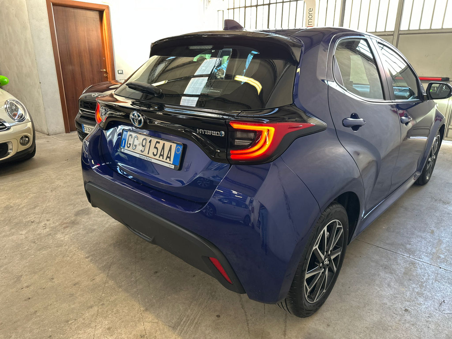 TOYOTA YARIS 1.5 HYBRID LOUNGE – L’IBRIDA COMPATTA, ELEGANTE E INTELLIGENTE!
