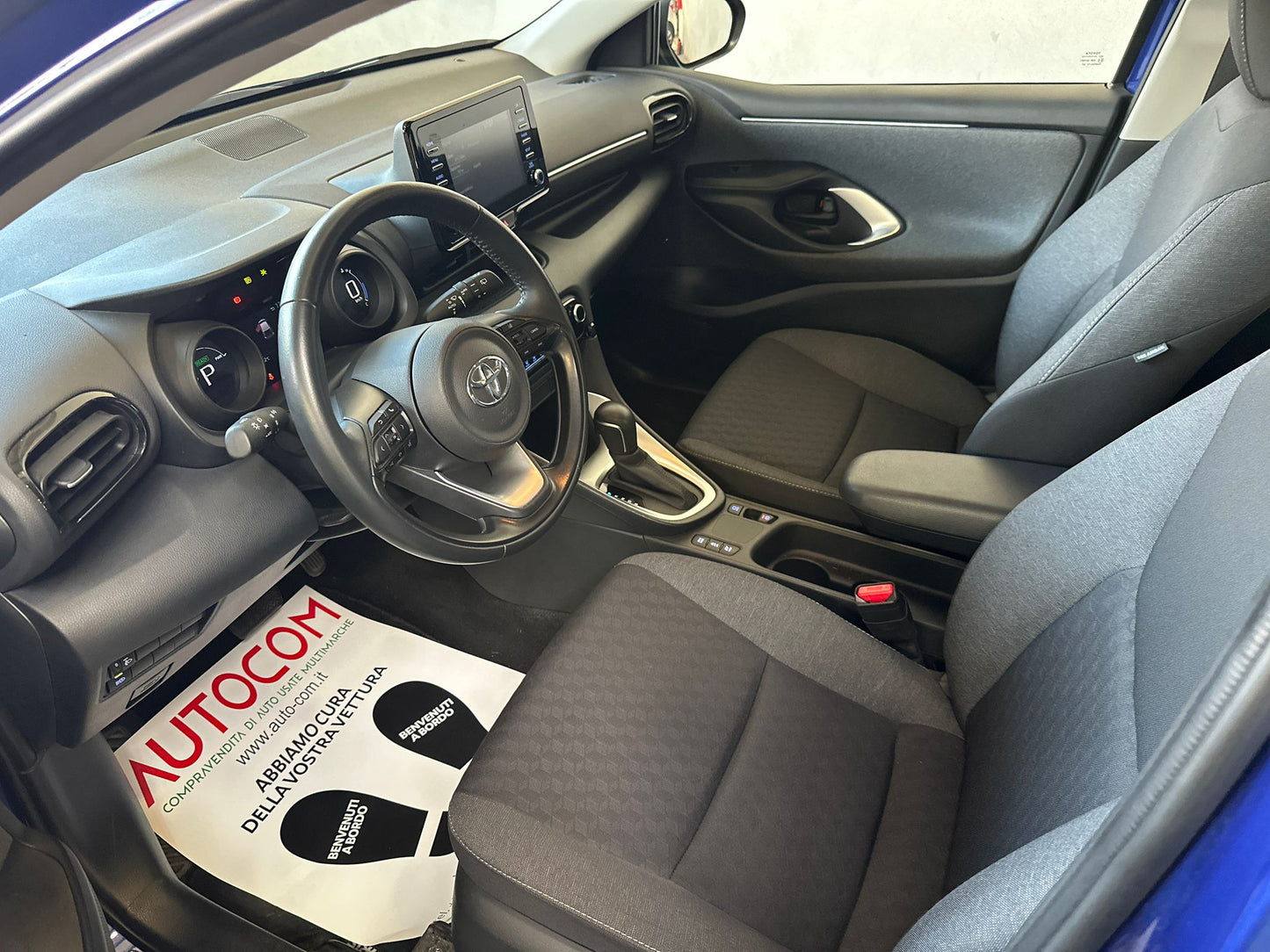 TOYOTA YARIS 1.5 HYBRID LOUNGE – L’IBRIDA COMPATTA, ELEGANTE E INTELLIGENTE!