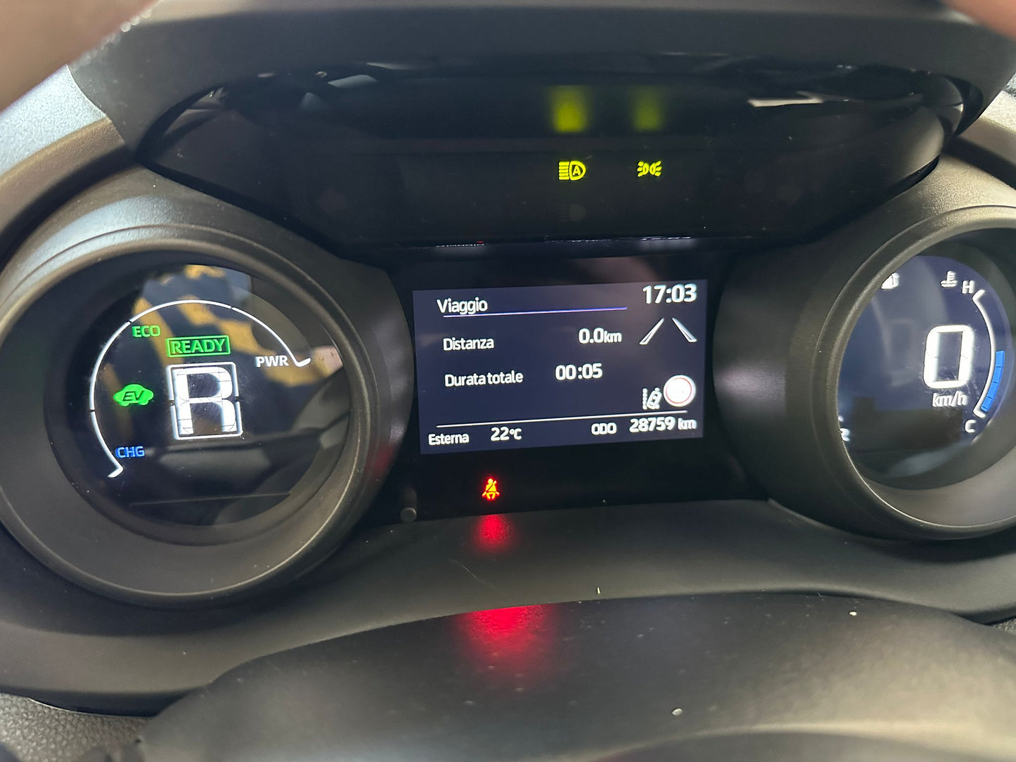 TOYOTA YARIS 1.5 HYBRID LOUNGE – L’IBRIDA COMPATTA, ELEGANTE E INTELLIGENTE!