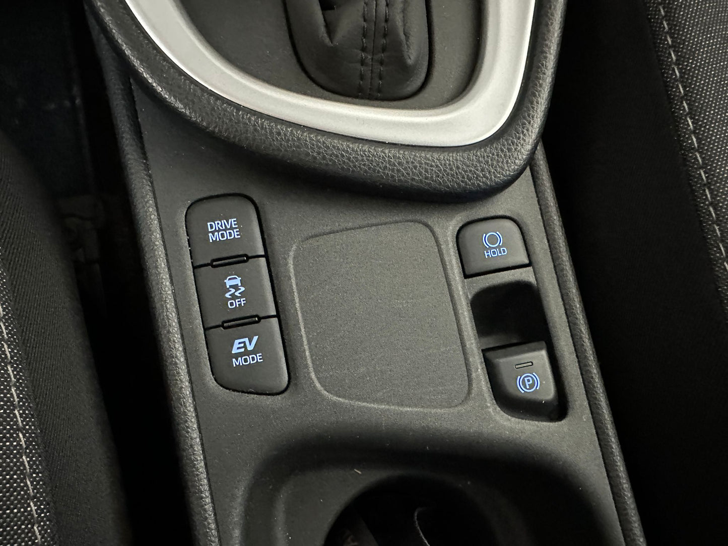 TOYOTA YARIS 1.5 HYBRID LOUNGE – L’IBRIDA COMPATTA, ELEGANTE E INTELLIGENTE!