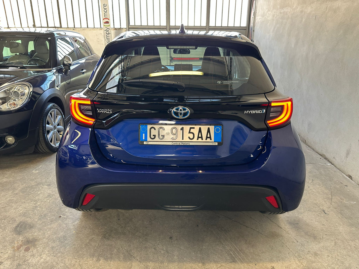 TOYOTA YARIS 1.5 HYBRID LOUNGE – L’IBRIDA COMPATTA, ELEGANTE E INTELLIGENTE!