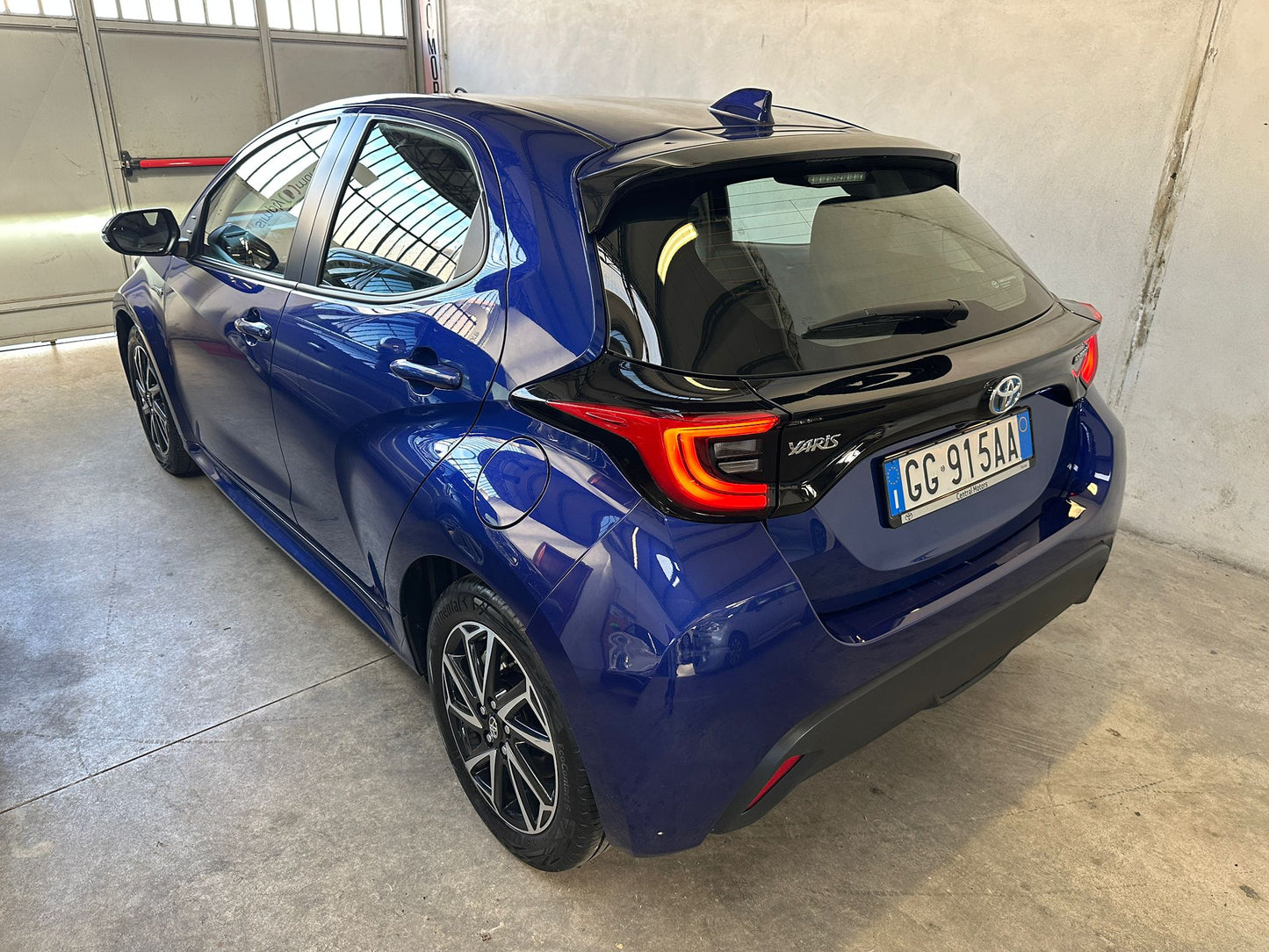 TOYOTA YARIS 1.5 HYBRID LOUNGE – L’IBRIDA COMPATTA, ELEGANTE E INTELLIGENTE!