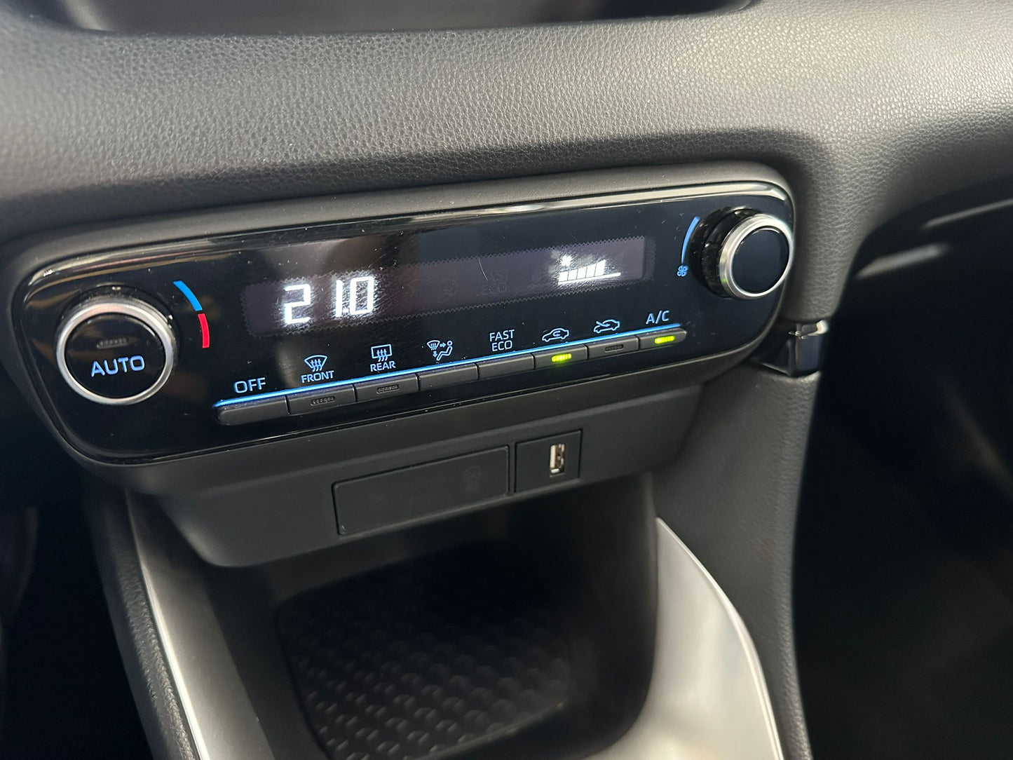 TOYOTA YARIS 1.5 HYBRID LOUNGE – L’IBRIDA COMPATTA, ELEGANTE E INTELLIGENTE!