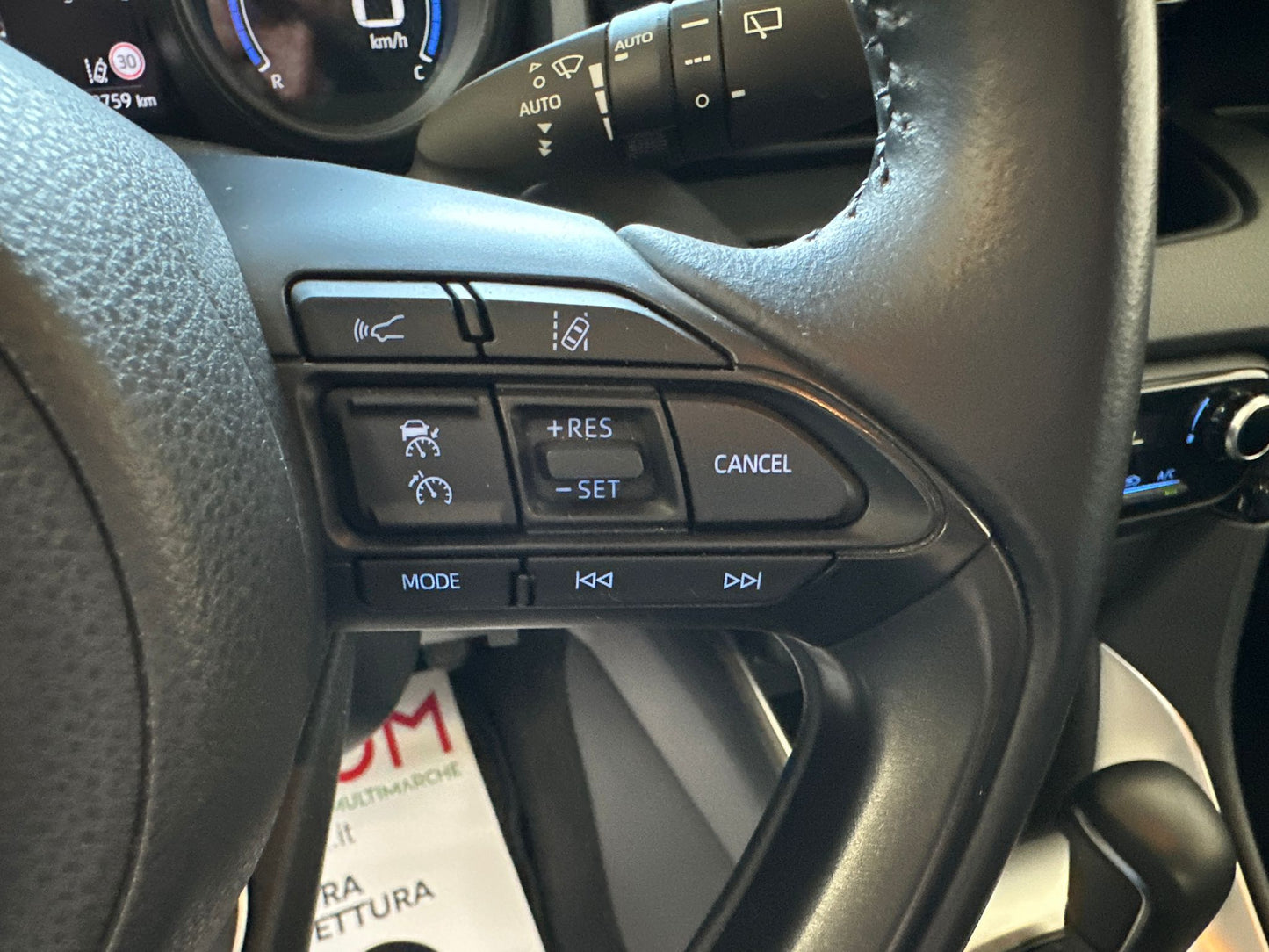 TOYOTA YARIS 1.5 HYBRID LOUNGE – L’IBRIDA COMPATTA, ELEGANTE E INTELLIGENTE!