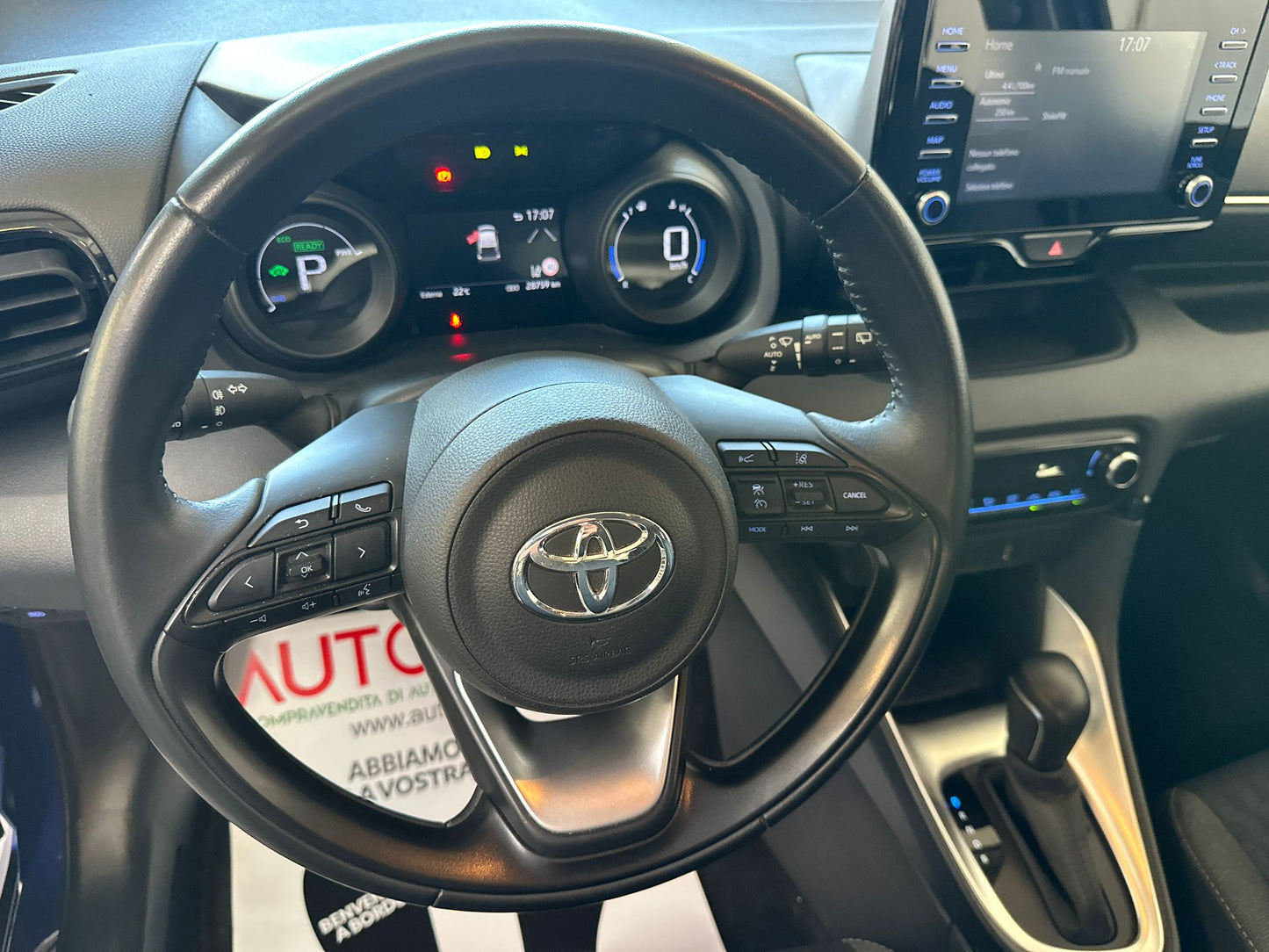 TOYOTA YARIS 1.5 HYBRID LOUNGE – L’IBRIDA COMPATTA, ELEGANTE E INTELLIGENTE!