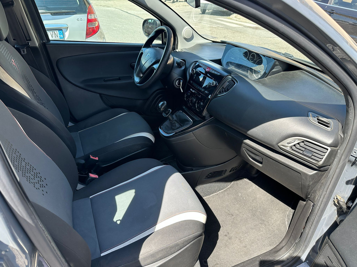 LANCIA YPSILON 1.2 GPL ECOCHIC GOLD – ELEGANTE, ECONOMICA E DALLO STILE UNICO!
