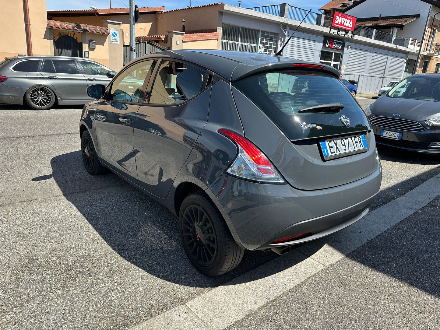 LANCIA YPSILON 1.2 GPL ECOCHIC GOLD – ELEGANTE, ECONOMICA E DALLO STILE UNICO!