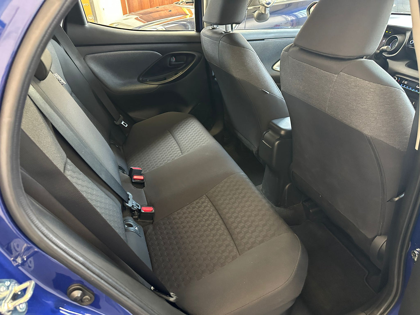 TOYOTA YARIS 1.5 HYBRID LOUNGE – L’IBRIDA COMPATTA, ELEGANTE E INTELLIGENTE!