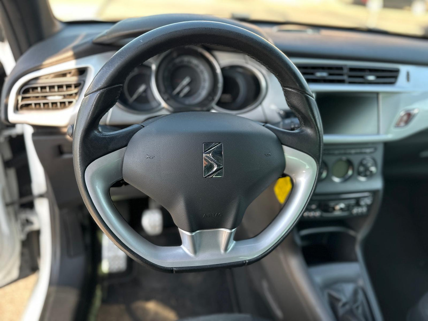 DS 3 1.2 VTi 82 JUST BLACK – COMPATTA, ELEGANTE E DALLO STILE UNICO