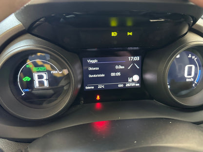 TOYOTA YARIS 1.5 HYBRID LOUNGE – L’IBRIDA COMPATTA, ELEGANTE E INTELLIGENTE!