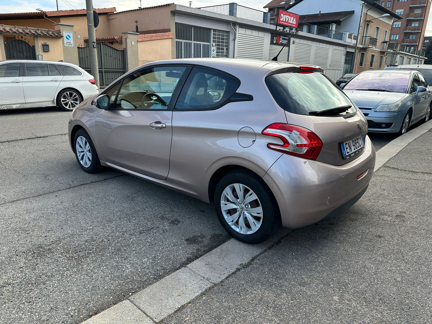 PEUGEOT 208 1.2 VTi 82 CV Allure – Compatta, Elegante e Affidabile!